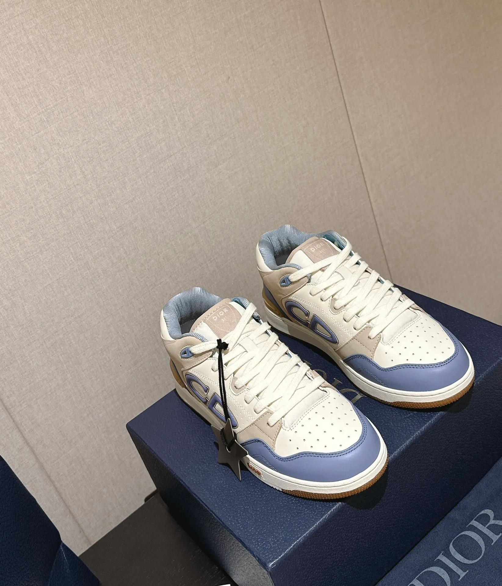 👟👟Ex-factory price 680👟👟. Dior 2024 model B57 popular casual shoe mid-top version, couple model, original explosion-proof one-to-one perfect reproduction, craftsmanship details in place, original customized materials, awesome, latest element combination, fashionable and casual personality, versatile Fabric: original fabric cowhide, mesh, electric embroidery plus 3D printing Inner: imported breathable mesh feet: original molding pad outsole: original one-to-one mold opening T👟👟Ex-factory price U Size: women’s size 35-40~men’s size 39-45